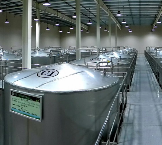 公司擁有都橄欖行業(yè)中亞洲最大的萬(wàn)噸標(biāo)準(zhǔn)化恒溫避光隔氧儲(chǔ)油庫(kù)，具備最佳的15℃-22℃低恒溫儲(chǔ)存環(huán)境。全部?jī)?chǔ)油罐采用食品級(jí)專(zhuān)用不銹鋼制作，采用..